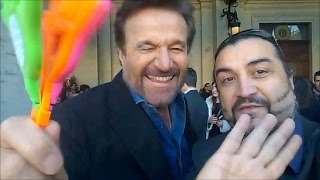 Christian De Sica al Cinema con Poveri ma Ricchi Film 2016 e saluta i fans col Salutatore [upl. by Akeryt]