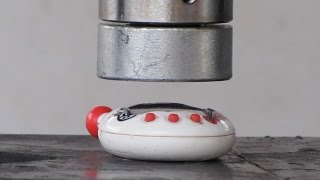 たまごっち VS 油圧プレス機 Tamagotchi with Hydraulic press machine [upl. by Irtemed]