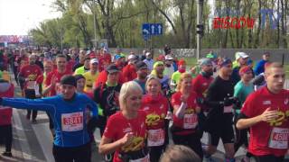 5 ORLEN Warsaw Marathon  start maratonu [upl. by Nhguavahs]