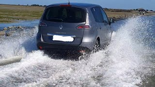 Passage du Gois Un automobiliste affolé roule à vive allure dans la mer qui monte Août 2024 [upl. by Finlay]