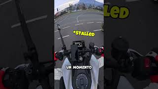 Un chico intentó impresionar a una chica en su moto y terminó en una situación incómoda shorts [upl. by Ecart]