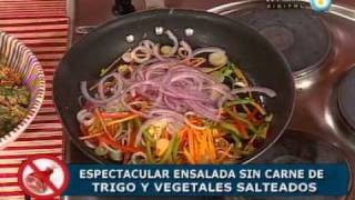 Recetas sin carne Ensalada de trigo y vegetales salados [upl. by Ynneb]