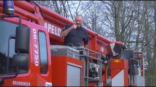 30012021 Brandweerman Rene van Lier wordt thuisgebracht na laatste 24uurs dienst [upl. by Ehr873]