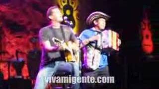 Carlos Vives con Juanes [upl. by Mauve]