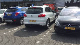 ACHTERUIT INPARKEREN IN EEN PARKEERVAK [upl. by Labinnah]