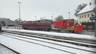 V 200 Br 221 124 mit Schneepflug und mit Makro in Buchloe [upl. by Lienahs736]