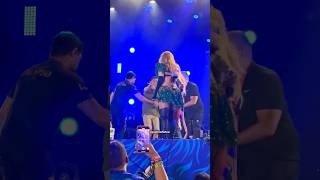 Fã invade palco durante apresentação de Joelma e Luísa Sonza [upl. by Skardol]