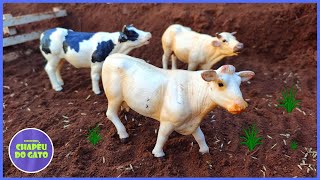 Fazenda de Brinquedo AS VACAS INVADIRAM O CERCADO DE PLANTAÇÃO [upl. by Lleksah]