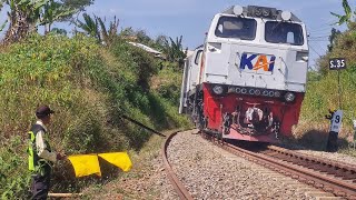 BENDERA KUNING DIKIBARKAN  KERETA LODAYA YANG TADINYA MELINTAS LANGSUNG HARUS BERHENTI DULU [upl. by Howarth]