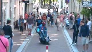 Man op scootmobiel racet door Amsterdam [upl. by Nepean]