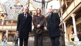 Un tonneau à 270000 € sous les auspices de Carla Bruni à Beaune [upl. by Haldan568]