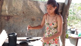 Vitória fazendo bolo de caco [upl. by Svensen598]