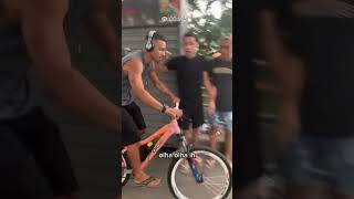 descendo de bicicleta kkkk😂 shorts shortvideo [upl. by Pazia557]