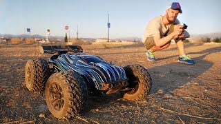 CARRO DE CONTROLE REMOTO QUE CORRE A 80Km POR HORA JLB Racing Cheetah Brushless RC Car Truggy [upl. by Offen]