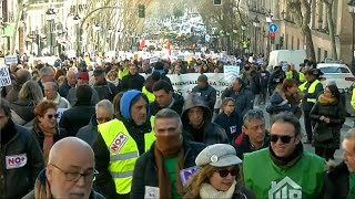 Spagna i tassisti manifestano a sostegno dei pensionati [upl. by Belak757]