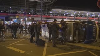 Schwere Ausschreitungen durch Hooligans in Köln  48 Verletzte Polizisten am 26102014  OTon [upl. by Quartus]