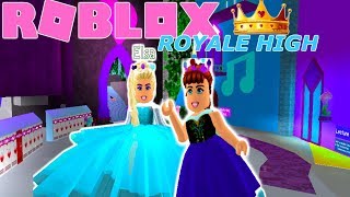 QUEEN ELSA amp PRINCESS ANNA FIRST DAY OF ROYALE HIGH ELSA CRIESRoblox roleplay [upl. by Antonietta467]