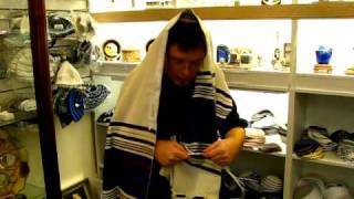 Tzitzit replacing and tying Tekhelet Strings [upl. by Swec]