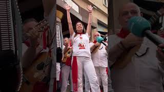 Cristina Ramos deja mudo el casco viejo de Pamplona con su jota a San Fermín [upl. by Turino672]