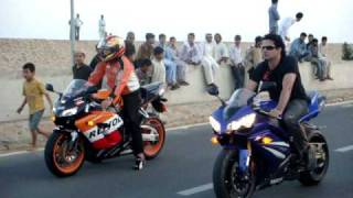 r1 2007 vs cbr 1000rr 2005 [upl. by Ahtamas202]