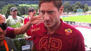 Francesco Totti con i tifosi a Brunico  21 luglio 2011 [upl. by Daniels]