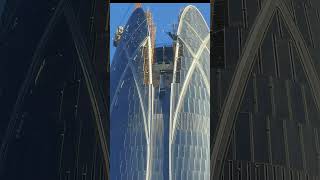 Hoist the curtain wall glass between the petals on the 80th floor on the south side Tower Crane [upl. by Yrrac]