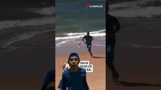 Cachorro na praia Kkk😂😂 canal reagindo [upl. by Yemerej]