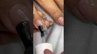 Uñas con francés irregular magnético y líneas en bajo relieve doradas✨ nails nailart nailtutorial [upl. by Aneehsirk439]