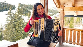 Claudia Hinker spielt IN DEN BERGEN von Slavko Avsenik auf ihrer Steirischen Harmonika [upl. by Janessa790]