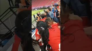 ARACELI TORRES REGALA SU JERSEY A UNA AFICIONADA 😍❤️🐐  CHIVAS FEMENIL 60 SANTOS  chivas [upl. by Corwun]