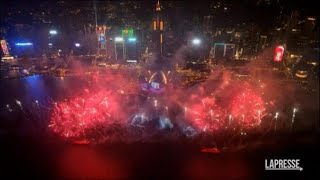 Capodanno a Hong Kong lo spettacolo dei fuochi artificiali sul Victoria Harbour [upl. by Vanden]