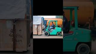 Teknik dua operator forklift saat mengangkat barang berat [upl. by Llednek733]