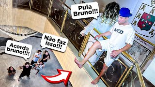 A MULHER DE BRANCO HIPINOTIZOU O BRUNO E FEZ ELE PULAR DO 2º ANDAR… [upl. by Amilb500]