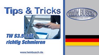 Schmieren einer TW S3510 E Scherenhebebühne von TWIN BUSCH® [upl. by Elehcir974]