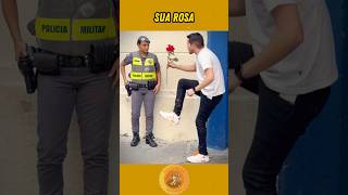 Policial distraída segura rosa para o homem amarrar seu tênis ❤️‍🩹 [upl. by Stepha717]