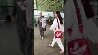 Zarah Khan gets comfortable and casual as she gets spotted at the airportzarahkhan spotted [upl. by Thursby433]