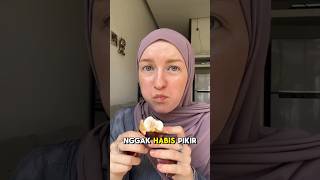 buah ini bikin bule merem melek react buahbuahan manggis bule indonesianfood [upl. by Eicyac336]