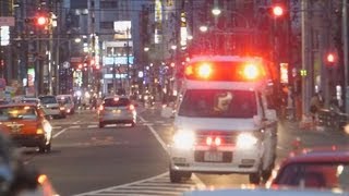 反対車線から赤信号を通過The ambulance which passes a red light by an urgent run [upl. by Leone]