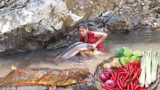 Amazing catch a big catfish for food of survival  Big fish grilled spicy chili for dinner [upl. by Meng994]