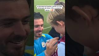 La felicidad de Grealish cuando ve a este aficionado del Aston Villa su anterior equipo 🥹futbol [upl. by Annawyt]