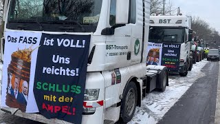 Protest der Spediteure LKW Fahrer sammeln sich zur Demo gegen die AmpelRegierung am 18012024 [upl. by Enelear]