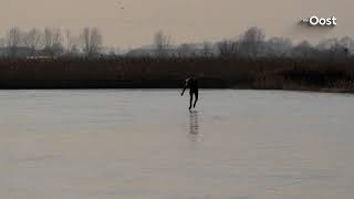 Schaatsen op natuurijs het kon vandaag in Zwartsluis [upl. by Retse]