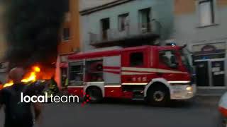 Milano incendio in via Padova lintervento dei vigili del fuoco [upl. by Alludba717]