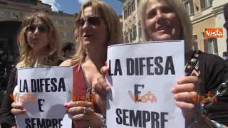 Incatenati davanti Montecitorio la protesta di Fratelli dItalia per la legittima difesa [upl. by Sackville]