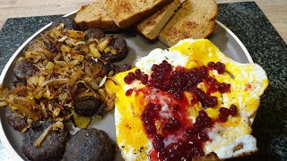 Gebratene Blutwurst mit Röstzwiebeln Ei und Preiselbeeren [upl. by Alford]