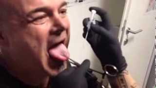 Zungen Piercing stechen bei Peter Puntigam 21032014 [upl. by Nedrud]