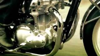 Kawasaki W800 2011  La Bonneville nippone se fait son film [upl. by Tamanaha877]