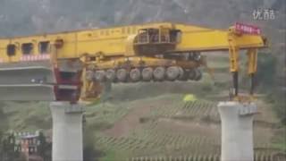 Une machine de 580 tonnes assemble des ponts en Chine [upl. by Augy]