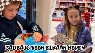 LOOTJES TREKKEN EN CADEAUS VOOR ELKAAR KOPEN 🎁🎉  de Biltse Bengels 49 [upl. by Khan853]