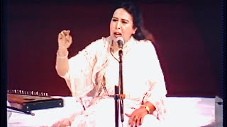 Iqbal Bano Sings Ahmed Faraz Hazaar Jaam Tasadduq Hazaar Maikhane Live Performance In Delhi India [upl. by Griffin]